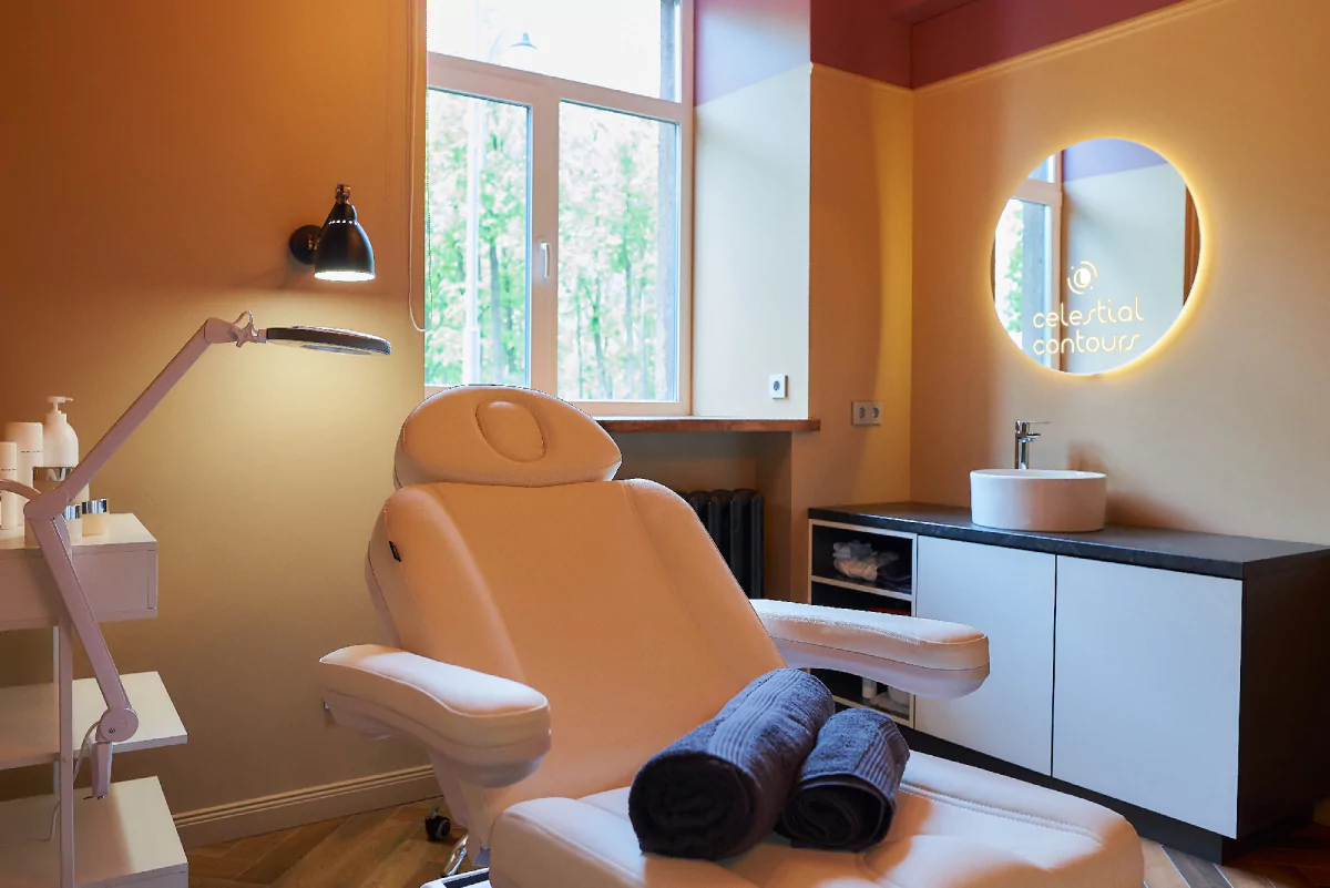 Modern salon featuring a white chair and a circle mirror with LED light in Adelaide.